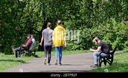 Glasgow, Écosse, Royaume-Uni 27 mai 2020: Météo Royaume-Uni: Kelvingrove Park a vu kelvin de manière fermée à la circulation car il est devenu une artère pour les habitants appréciant le soleil et dans le parc lui-même. Crédit : Gerard Ferry/Alay Live News Banque D'Images