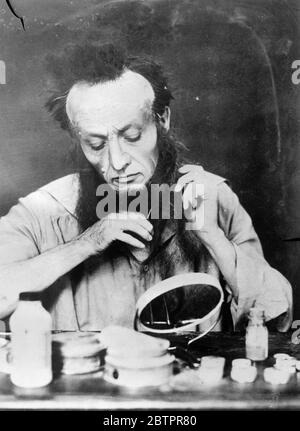 La magie de la maquillage. De Meltmar à Lincoln en cinq étapes. Dans cette remarquable série de photos, Wray Meltmar, expert en maquillage de Cleveland (Ohio), démontre un « miracle » moderne. D'un homme bien entretenu du XXe siècle, Meltmar Transform est lui-même à la tombe, gentiment, barbu figure d'Abraham Lincoln, apparemment prêt à prendre du recul de l'histoire pour livrer une fois de plus le discours historique de Gettysburg. La photo montre que la barbe distinctive est appliquée et tondue. La crêpe est maintenue au visage par sa gomme et la barbe est taillée et peignée. 23 janvier 1938. Banque D'Images