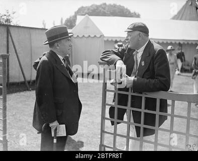 Earl Baldwin à Henley. Earl et la comtesse Baldwin étaient parmi les spectateurs le dernier jour de Henley, qui a eu lieu sous un soleil brillant de juillet. Expositions de photos, Earl Baldwin, parlant avec le Lt Col C D Burrell. 3 juillet 1937 Banque D'Images