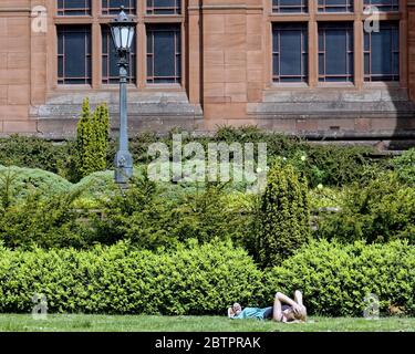 Glasgow, Écosse, Royaume-Uni 27 mai 2020: Météo Royaume-Uni: Kelvingrove Park a vu kelvin de manière fermée à la circulation car il est devenu une artère pour les habitants appréciant le soleil et dans le parc lui-même. Crédit : Gerard Ferry/Alay Live News Banque D'Images