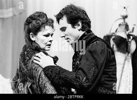 Judi Dench (Gertrude), Daniel Day-Lewis (Hamlet) dans UN HAMEAU de Shakespeare au Théâtre Olivier, Théâtre National (NT), Londres 16/03/1989 ensemble design: John Gunter costumes: Liz da Costa réalisateur: Richard Eyre Banque D'Images