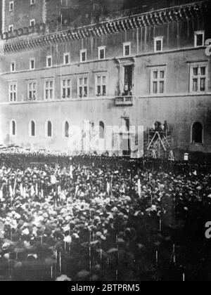 L'Italie quitte la Ligue. Déclaration de Mussolini à la foule frénétique de Rome. Immédiatement après la réunion du Grand Conseil fasciste, Signor Mussolini est intervenu sur le balcon du Palazzo Venezia à Rome et a annoncé à une foule enthousiaste que l'Italie quittait la Société des Nations. Près de 100,000 Italiens se sont tenus sous la pluie et ont applaudi frénévement. Le discours a été diffusé dans toute l'Italie. Photos, la scène dans la Piazza Venezia comme Mussolini (sur le balcon du Palazzo Venezio) a annoncé la décision de quitter la Ligue des Nations à la foule debout sous la pluie. 12 décembre 1937 Banque D'Images