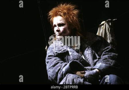 Judi Dench (mère courage) en MÈRE COURAGE par Bertolt Brecht à la Royal Shakespeare Company (RSC), Barbican Theatre, Londres 03/11/1984 Set design: John Napier costumes: Lindy Hemming éclairage: David Hersey réalisateur: Howard Davies Banque D'Images