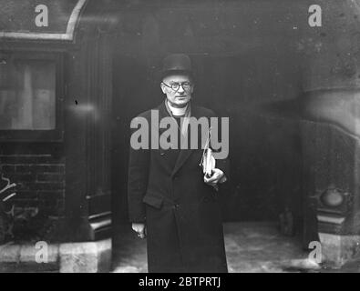 Nouveau doyen de Westminster. Le très droit Rév. Paul Fulcraand Delacour de Labilliere, Mgr Suffragan de Knaresborough, Archidiacre de Leeds et recteur de Metley, a été nommé doyen de Westminster, à la suite du regretté Dr William Foxley Norris. Le nouveau doyen, qui a 58 ans, recevra un salaire de 3000 000 £ par an. Photos, le droit Rév. Paul Fulcraand Delacour de Labilliere, nouveau doyen de Westminster, photographié à l'abbaye de Westminster. 18 novembre 1937 Banque D'Images