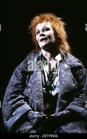 Judi Dench (mère courage) en MÈRE COURAGE par Bertolt Brecht à la Royal Shakespeare Company (RSC), Barbican Theatre, Londres 03/11/1984 Set design: John Napier costumes: Lindy Hemming éclairage: David Hersey réalisateur: Howard Davies Banque D'Images