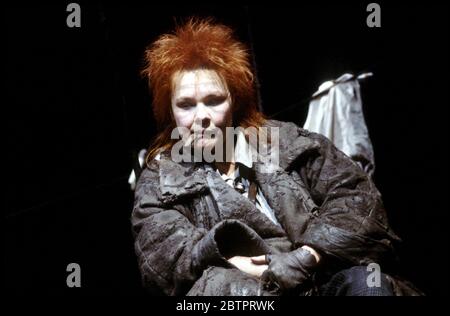 Judi Dench (mère courage) en MÈRE COURAGE par Bertolt Brecht à la Royal Shakespeare Company (RSC), Barbican Theatre, Londres 03/11/1984 Set design: John Napier costumes: Lindy Hemming éclairage: David Hersey réalisateur: Howard Davies Banque D'Images