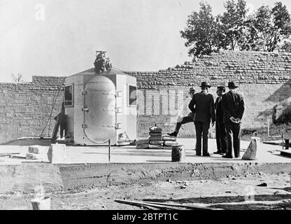 La plus récente chambre létale de l'Amérique. Exécutions par gaz au lieu de suspendre. Une nouvelle chambre létale en acier a été érigée dans la cour du pénitencier d'État du Missouri à Jefferson City pour des exécutions en vertu de la nouvelle loi, remplaçant le gaz létal par des pendaison. La chambre a des sièges pour deux. Lorsqu'un levier est actionné, les granulés de cyanure sont tombés dans de l'acide tellement craint que l'on les pille pour générer un gaz mortel. De l'extérieur, l'apparence de la chambre à gaz ressemble à une chambre sous-marine. Photo montre, la nouvelle chambre létale en acier, ressemblant à une chambre sous-marine, dans la cour du pénitencier d'État du Missouri à Je Banque D'Images