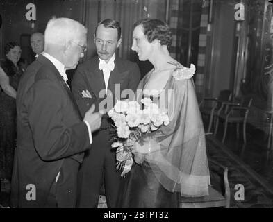 Les Derbyshiremen de Londres assistent au dîner annuel. De nombreux indigènes importants du Derbyshire ont assisté au dîner annuel de la London Society of Derbyshiremen au Trocadéro, Piccadilly, Londres. Photos, le marquis de Harrington, président de la Société (au centre) et dame Harrington , parlant à Aldarman G Marlow Reed, J P, au dîner. 30 novembre 1937 Banque D'Images