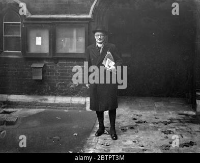 Nouveau doyen de Westminster. Le très droit Rév. Paul Fulcraand Delacour de Labilliere, Mgr Suffragan de Knaresborough, Archidiacre de Leeds et recteur de Metley, a été nommé doyen de Westminster, à la suite du regretté Dr William Foxley Norris. Le nouveau doyen, qui a 58 ans, recevra un salaire de 3000 000 £ par an. Photos, le droit Rév. Paul Fulcraand Delacour de Labilliere, nouveau doyen de Westminster, photographié à l'abbaye de Westminster. 18 novembre 1937 Banque D'Images