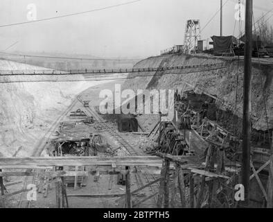 Sans sous-titres creuser une coupure pour le réseau ferroviaire. Février 1932 Banque D'Images