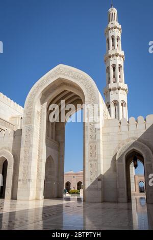 En 1992, le Sultan Qabus ibn a pris des dispositions pour la construction d'une nouvelle mosquée, qui devait être la plus grande du pays. Banque D'Images