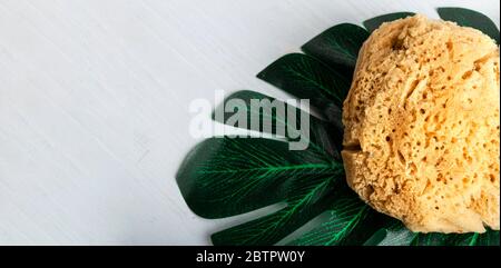 Composition élégante d'accessoires et de cosmétiques en matériaux écologiques pour les procédures de bain sur fond de bois clair. Style de pose à plat. Banque D'Images