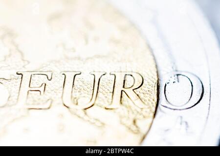 Détail macro deux pièces d'euro avec mot euro. vue macro de 2 euros. La monnaie européenne est très proche. Faible profondeur de champ. Banque D'Images