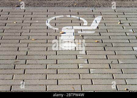 Gros plan sur le panneau pour handicapés. Panneau de stationnement pour handicapés sur la chaussée. Banque D'Images