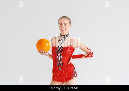 Portrait de la jeune fille souriante avec balle sur fond blanc Banque D'Images