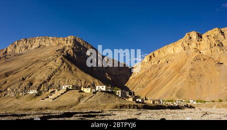 Les hautes montagnes arides s'élèvent au-dessus du village de Kaza dans la vallée de Spiti, dans l'Himachal Pradesh, en Inde. Banque D'Images