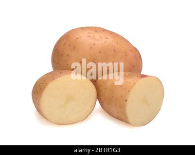 Jeune pomme de terre rose isolée sur fond blanc Banque D'Images