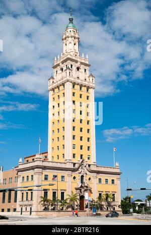 Vue du matin sur la tour historique Freedom Tower construite en 1925 dans le centre-ville de Miami (Floride). Banque D'Images