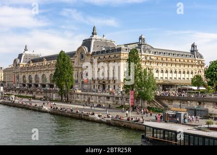 Le Musée d'Orsay sur la rive droite de la Seine à Paris Banque D'Images