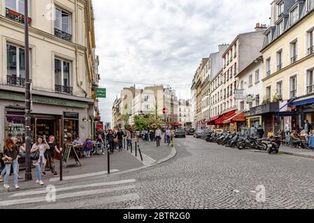 Touristes marchant le long de la place Anne-Marie carrière avec la rue Lepic à Montmartre, Paris Banque D'Images