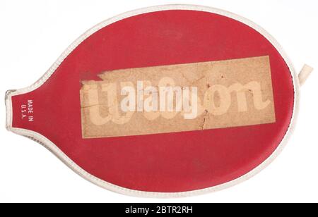 Cache-raquette de tennis utilisé par Althea Gibson. Cache-raquette de tennis rouge et blanc. Le texte blanc apparaît au centre de la lecture de chaque côté, [Wilson]. Le type « Wilson » a été recouvert de ruban adhésif. Le type blanc près du fond de la couverture indique [FABRIQUÉ AUX États-Unis]. La housse est dotée d'une fermeture éclair sur le côté de la housse. Banque D'Images