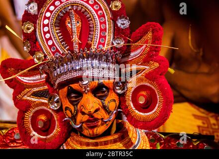 Nagakaali Theyyam | forme d'art rituel du Kerala, Thirra ou Theyyam thira est une danse rituelle exécutée dans 'Kaavu'(grove) et les temples du Kerala, Inde Banque D'Images