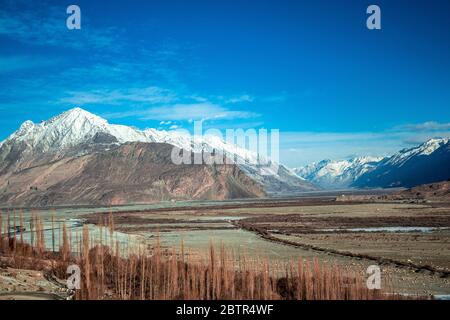 La rivière Shyok qui coule à côté des montagnes de la vallée de Nubra dans le Ladakh est un paysage hypnotisant. Montagnes enneigées de la vallée de Nubra dans le Ladakh Inde. - image Banque D'Images