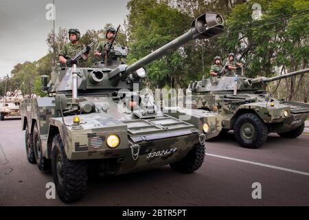 L'armée mexicaine marche avec des armes dans un passage de magazine Banque D'Images