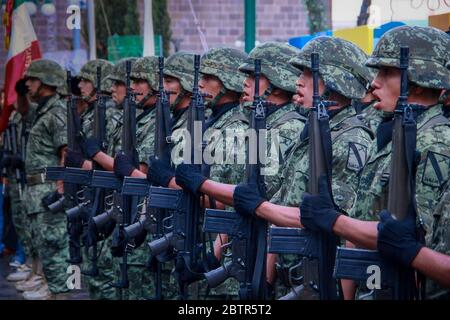 L'armée mexicaine marche avec des armes dans un passage de magazine Banque D'Images
