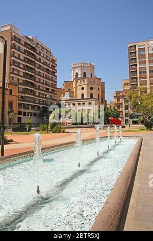 Centre ville fontaine dans un parc avec la cathédrale en arrière-plan, dans la ville de Castellón, Valence, Espagne. Banque D'Images