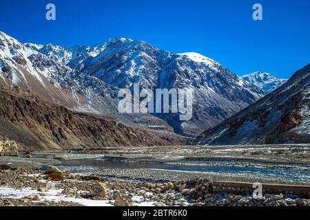 La rivière Shyok qui coule à côté des montagnes de la vallée de Nubra dans le Ladakh est un paysage hypnotisant. Montagnes enneigées de la vallée de Nubra dans le Ladakh Inde. -image Banque D'Images