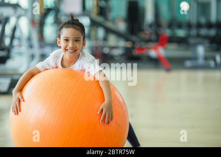 Fille asiatique avec ballon de gymnastique Banque D'Images