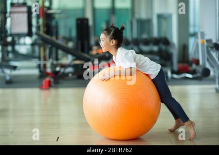 Fille asiatique avec ballon de gymnastique Banque D'Images