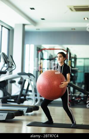 Fille asiatique avec ballon de gymnastique Banque D'Images