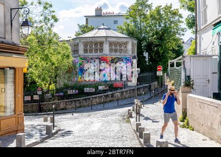 Paris, France - 20 mai 2020 : rue typique du quartier de Montmartre à Paris pendant l'enfermement à cause du Covid-19 Banque D'Images