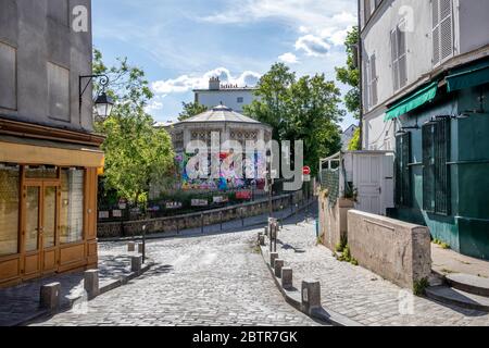 Paris, France - 20 mai 2020 : rue typique du quartier de Montmartre à Paris pendant l'enfermement à cause du Covid-19 Banque D'Images