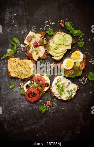 Des sandwiches végétariens sains à base de pain de sarrasin maison avec diverses garnitures Banque D'Images