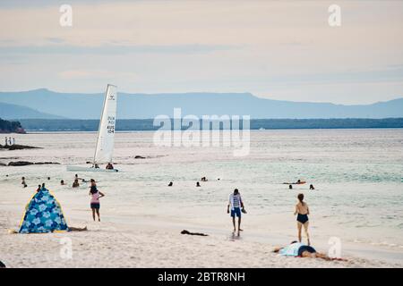 Les gens qui apprécient la plage blanche de la baie de Jervis à la fin de l'été pendant la journée ensoleillée, quelques natation, quelques voile, quelques promenades Banque D'Images