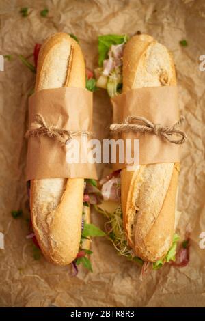 De savoureux sandwiches maison avec des baguettes à divers ingrédients sains. Petit déjeuner à emporter Banque D'Images