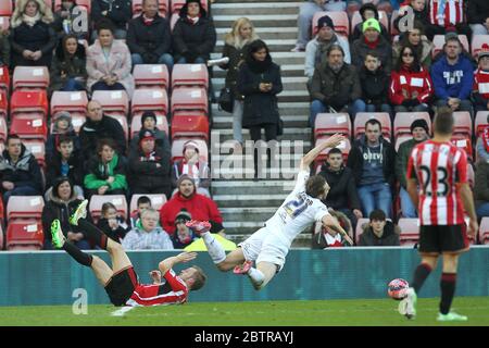 SUNDERLAND, ANGLETERRE - Sebastian Larsson de Sunderland rends Charlie Taylor de Leeds United lors du troisième tour de la coupe FA entre Sunderland et Leeds United au stade de Light, Sunderland, le dimanche 4 janvier 2015 (Credit: Mark Fletcher | MI News) Banque D'Images