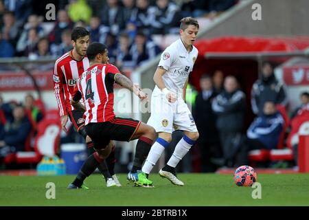 SUNDERLAND, ANGLETERRE - Ricardo Alvarez et Liam Bridcutt de Sunderland ont mis la pression sur Adryan Oliveira Tavares de Leeds United lors du match de troisième tour de la coupe FA entre Sunderland et Leeds United au stade de Light, Sunderland, le dimanche 4 janvier 2015 (Credit: Mark Fletcher | MI News) Banque D'Images