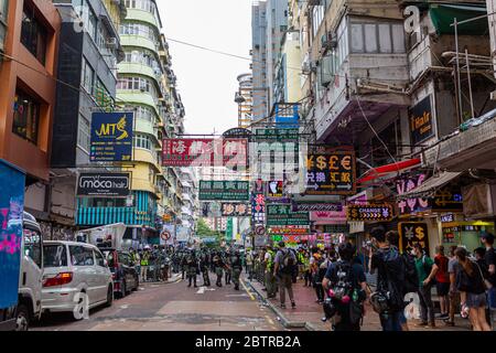 La police de Hong Kong contrôle l'accès à une rue du quartier central de Mongkok pendant les manifestations.UNE nouvelle vague de protestations se lève à Hong Kong, à la suite de l'annonce que le gouvernement chinois va adopter unilatéralement la loi de sécurité nationale 23. Banque D'Images