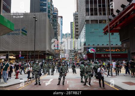 La police de Hong Kong contrôle l'accès à une rue du quartier central de Mongkok pendant les manifestations.UNE nouvelle vague de protestations se lève à Hong Kong, à la suite de l'annonce que le gouvernement chinois va adopter unilatéralement la loi de sécurité nationale 23. Banque D'Images