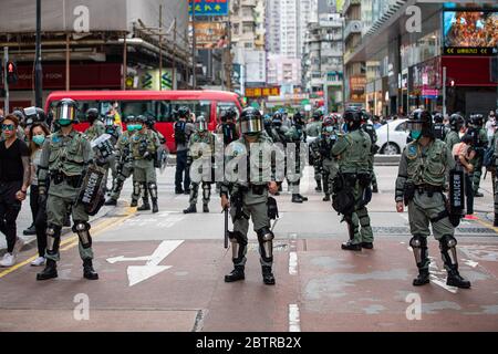 La police de Hong Kong contrôle l'accès à une rue du quartier central de Mongkok pendant les manifestations.UNE nouvelle vague de protestations se lève à Hong Kong, à la suite de l'annonce que le gouvernement chinois va adopter unilatéralement la loi de sécurité nationale 23. Banque D'Images