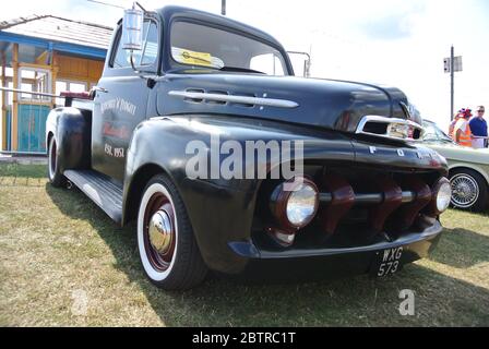 Un pick-up Ford F1 1952 est exposé au salon de l'automobile classique de la Côte d'Azur, à Paignton, Devon, en Angleterre, au Royaume-Uni. Banque D'Images