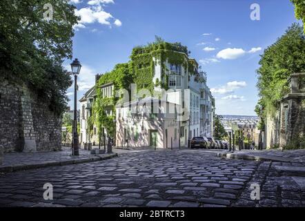 Paris, France - 20 mai 2020 : quartier de Montmartre. La maison rose pendant l'isolement contre le coronavirus Banque D'Images