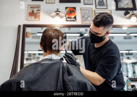 Amincissement et coiffage des cheveux. Coiffeur fait une coupe de cheveux au client. Banque D'Images