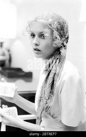 Le super modèle des années 60 « Twiggy » est en coulisses avant un défilé de mode en 1968. Dame Lesley Lawson DBE - née le 19 septembre 1949 - est une mannequin, actrice et chanteuse anglaise, largement connue sous le surnom de Twiggy. Elle était une icône culturelle britannique et un modèle adolescent de premier plan pendant les années 60 à Londres. Twiggy était initialement connue pour sa construction mince (ainsi son surnom) et l'apparence androgyne considérée comme résultant de ses grands yeux, de longues cils et de cheveux courts. Elle a été nommée « le visage de 1966 » par le Daily Express et élue femme britannique de l'année. En 1967, elle avait modelé sur le plan international. Banque D'Images