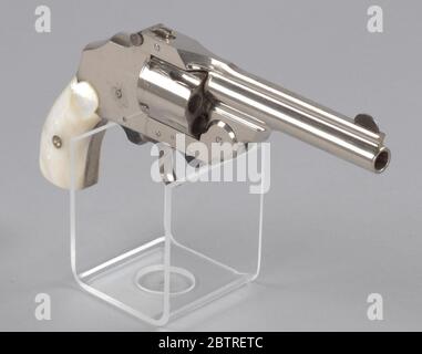 REVOLVER AMÉRICAIN de service de l'armée de terre appartenant à Richard T Jones. Un revolver de sécurité automatique sans marteau de calibre Iver Johnson .32 utilisé par Richard Todd Jones. Le revolver possède une poignée en nacre. La protection de déclenchement a été déposée. À l'extrémité du fourreau se trouve une vue avant. Banque D'Images