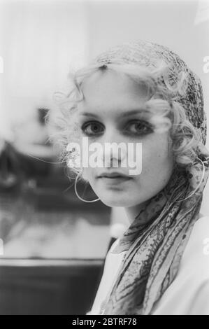 Le super modèle des années 60 « Twiggy » est en coulisses avant un défilé de mode en 1968. Dame Lesley Lawson DBE - née le 19 septembre 1949 - est une mannequin, actrice et chanteuse anglaise, largement connue sous le surnom de Twiggy. Elle était une icône culturelle britannique et un modèle adolescent de premier plan pendant les années 60 à Londres. Twiggy était initialement connue pour sa construction mince (ainsi son surnom) et l'apparence androgyne considérée comme résultant de ses grands yeux, de longues cils et de cheveux courts. Elle a été nommée « le visage de 1966 » par le Daily Express et élue femme britannique de l'année. En 1967, elle avait modelé sur le plan international. Banque D'Images